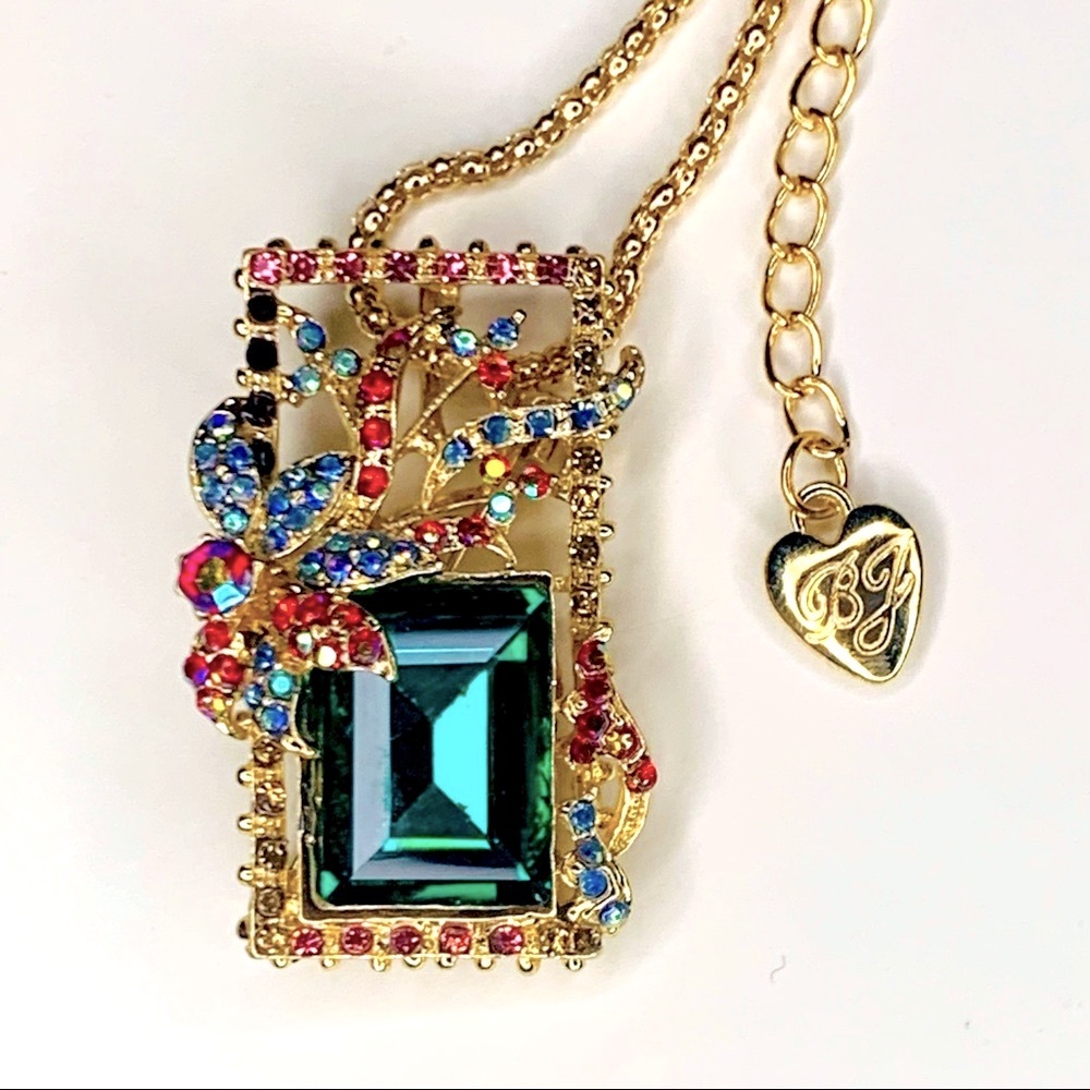 💋 3/$30 💋 Betsey Johnson Style - Floral with Green Stone Pendant/Brooch Necklace